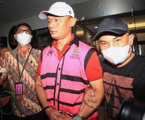 Ketua Pengadilan Negeri Jakarta Selatan, Muhammad Arif Nuryanta di Gedung Kejaksaan Agung, Jakarta, 12 April 2025 pasca ditetapkan sebagai tersangka suap untuk memberikan putusan lepas pada kasus korupsi minyak goreng dengan terdakwa tiga korporasi pengekspor CPO. kredit foto: Antara/Reno Esnir