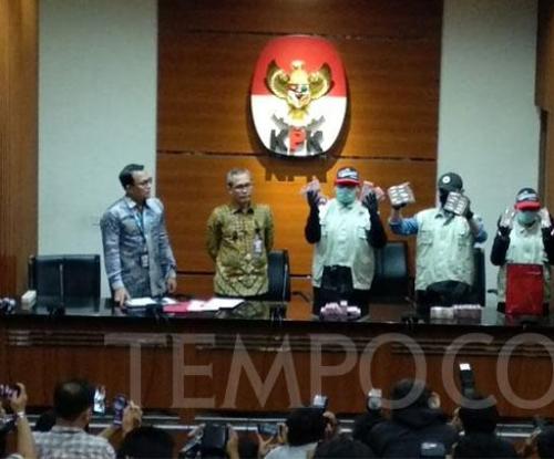 Pelaksana tugas jubir bidang penindakan KPK, Ali Fikri, dan Wakil Ketua KPK Alexander Mawarta saat konferensi pers perkara suap Bupati Sidoarjo di Gedung KPK, Jakarta Selatan, Rabu malam, 8 Januari 2020. TEMPO/Lani Diana (kolom.tempo.co)