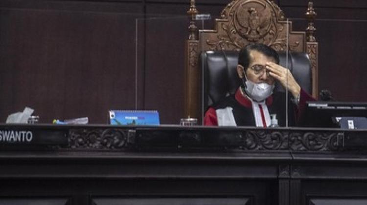 sumber foto: ANTARA perpanjangan masa jabatan pimpinan KPK