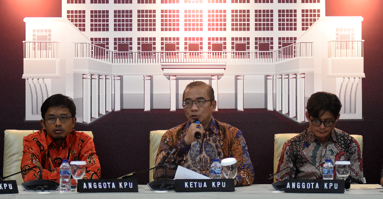Foto Ketua dan anggota KPU RI mengumumkan DCS Sumber gambar: rm.id