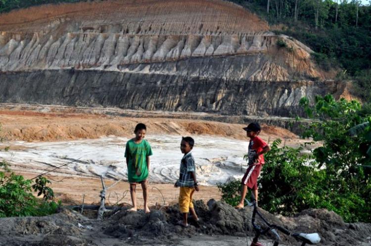 foto: Mongabay.co.id Lubang Bekas Tambang di Kalimantan