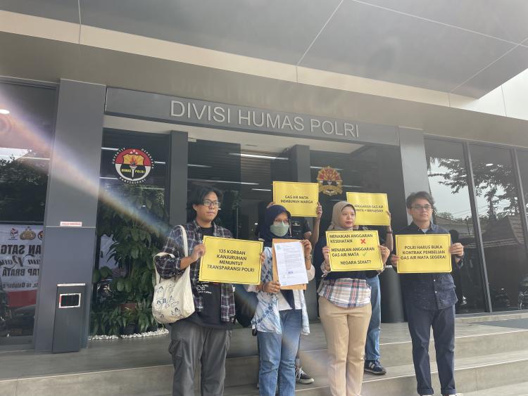 Foto: Dokumen ICW Penyerahan Surat Keberatan Permintaan Informasi Pengadaan Gas Air Mata