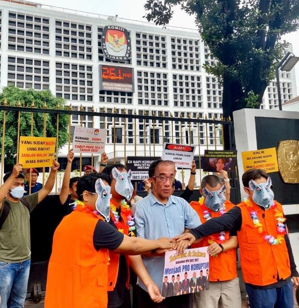 Foto: Dokumentasi ICW Aksi di depan KPU RI