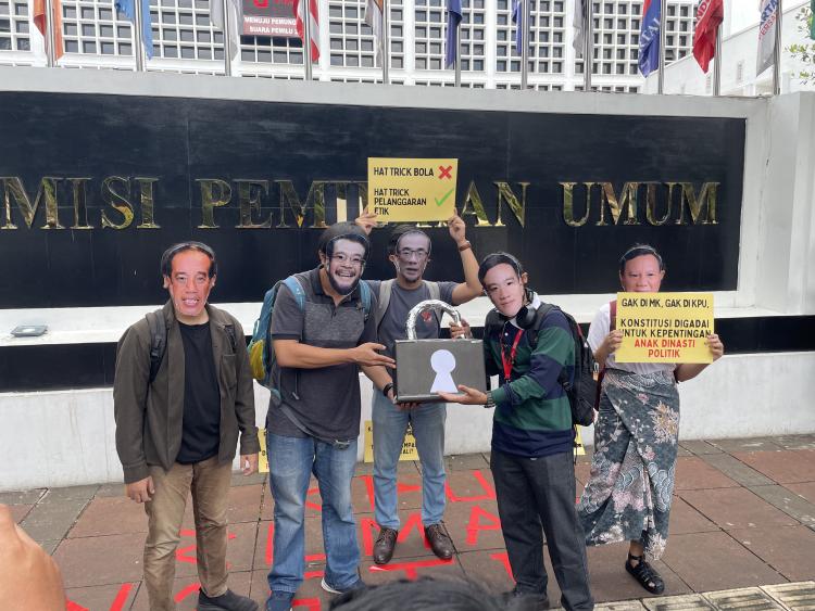 Gambar: Koalisi Masyarakat Sipil melakukan aksi teatrikal di depan KPU RI Dokumentasi: ICW