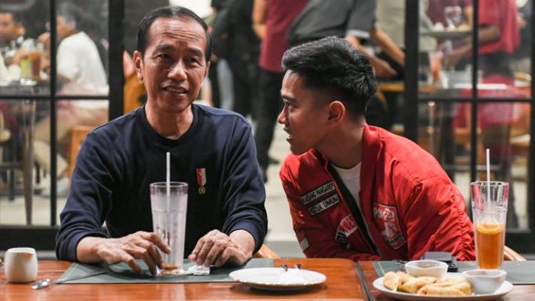 Jokowi Makan Malam dengan Anggota Partai PSI dan Kaesang Pangarep Foto menggambarkan Presiden Jokowi bersama anaknya, Kaesang Pangarep bersama beberapa anggota PSI lainnya
