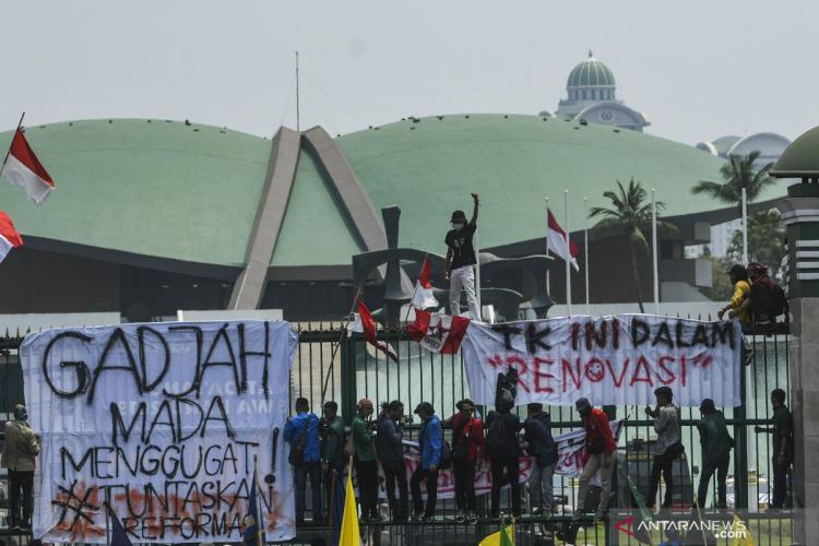 Sumber: ANTARA FOTO/Muhammad Adimaja/aww Sumber: ANTARA FOTO/Muhammad Adimaja/aww