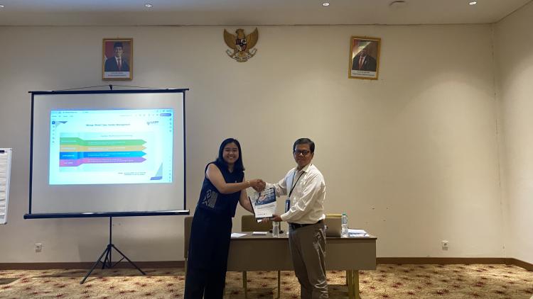 Penyerahan Ringkasan Eksekutif Policy Paper Penilaian Kinerja Penyedia oleh Erma Nuzulia Syifa (ICW) kepada Emin Adhy Muhaemin (LKPP) Sumber: Dokumentasi ICW
