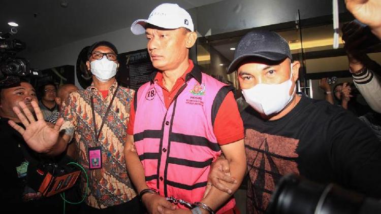 Ketua Pengadilan Negeri Jakarta Selatan, Muhammad Arif Nuryanta di Gedung Kejaksaan Agung, Jakarta, 12 April 2025 pasca ditetapkan sebagai tersangka suap untuk memberikan putusan lepas pada kasus korupsi minyak goreng dengan terdakwa tiga korporasi pengekspor CPO. Kredit foto: Antara/Reno Esnir Ketua Pengadilan Negeri Jakarta Selatan, Muhammad Arif Nuryanta di Gedung Kejaksaan Agung, Jakarta, 12 April 2025 pasca ditetapkan sebagai tersangka suap untuk memberikan putusan lepas pada kasus korupsi minyak goreng dengan terdakwa tiga korporasi pengekspor CPO. kredit foto: Antara/Reno Esnir