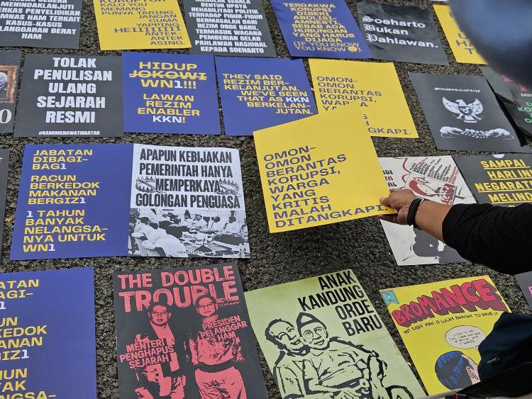 kompilasi poster aksi pada peringatan 1 tahun Pemerintahan Prabowo-Gibran yang diselenggarakan di depan Istana Negara