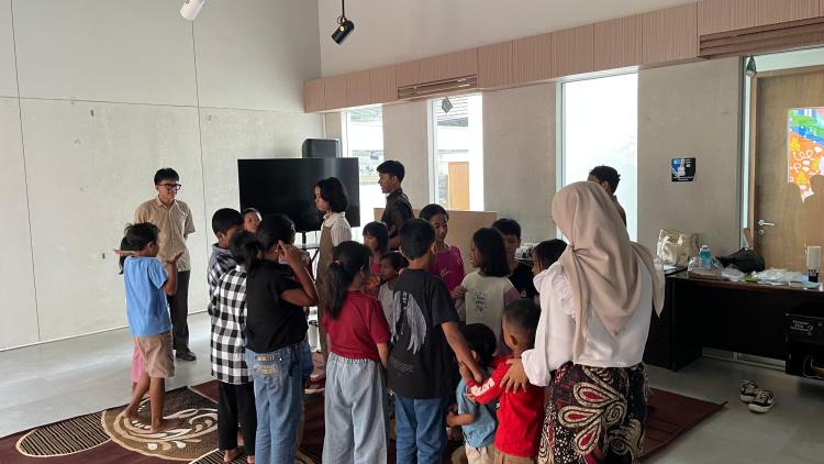Volunteer bersama peserta melakukan ice breaking