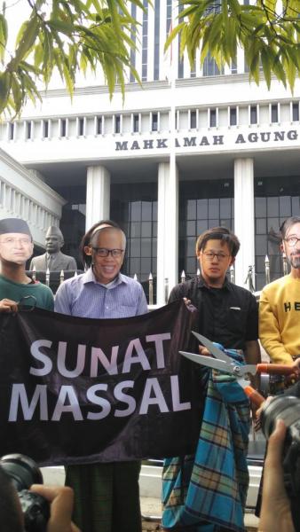 Aksi Teatrikal "Sunat Massal" Vonis Koruptor di Mahkamah Agung, Jumat (29/3/2019) Aksi Sunat Massal Vonis Koruptor di Mahkamah Agung