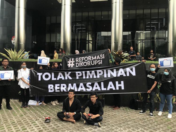 Kelompok masyarakat sipil melakukan aksi "Tolak Bala" di depan Gedung Merah-Putih KPK, 20 Desember 2019, menjelang pelantikan Pimpinan KPK dan Dewan Pengawas KPK Terpilih (Dok. ICW) Kelompok masyarakat sipil melakukan aksi "Tolak Bala" di depan Gedung Merah-Putih KPK, 20 Desember 2019, menjelang pelantikan Pimpinan KPK dan Dewan Pengawas KPK Terpilih (Dok. ICW)