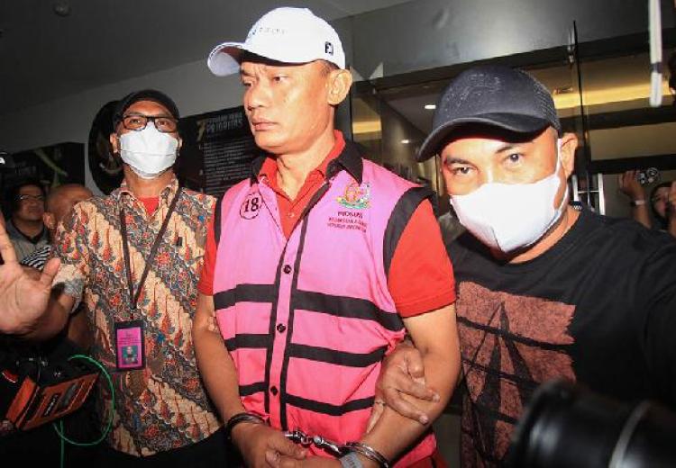 Ketua Pengadilan Negeri Jakarta Selatan, Muhammad Arif Nuryanta di Gedung Kejaksaan Agung, Jakarta, 12 April 2025 pasca ditetapkan sebagai tersangka suap untuk memberikan putusan lepas pada kasus korupsi minyak goreng dengan terdakwa tiga korporasi pengekspor CPO. kredit foto: Antara/Reno Esnir